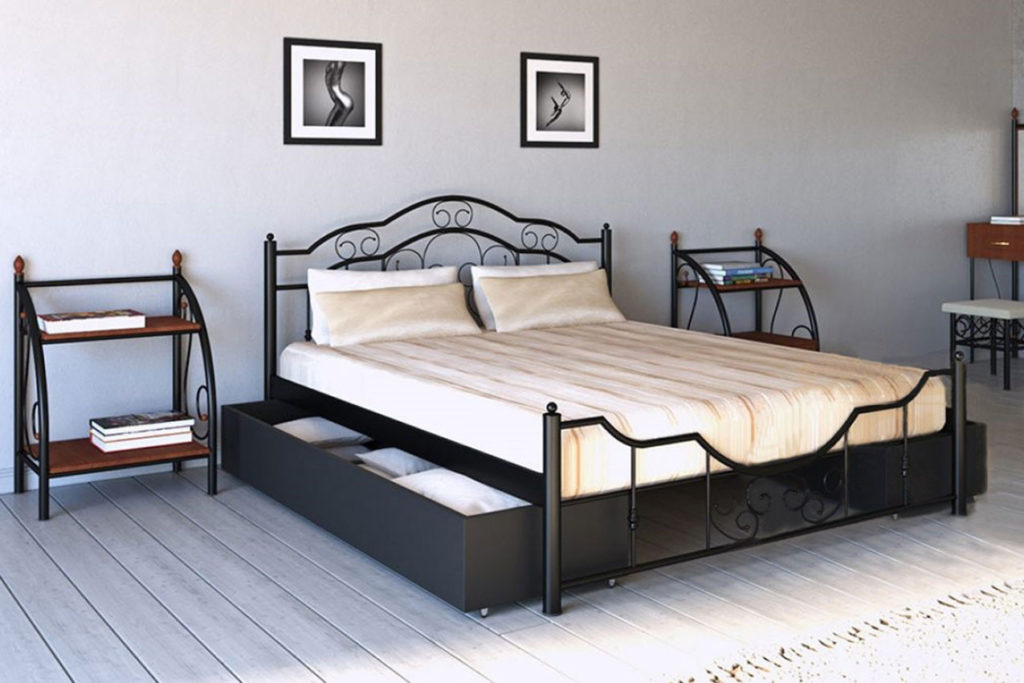 Металлическая кровать в интерьере: 3 проекта спальни от дизайнера
